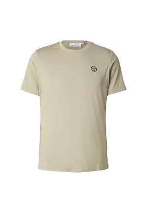 Béžové tričko s krátkým rukávem z hladké látky. Na hrudi má malé černé logo. Klasický kulatý výstřih a rovný lem.