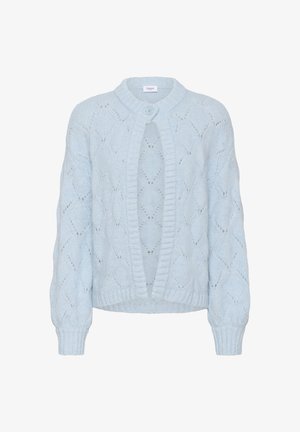 Világoskék kötött kardigán rombuszmintával, hosszú ujjakkal, bordázott mandzsettákkal és szegéllyel, valamint egy gombbal záródik a kerek nyakkivágásnál.