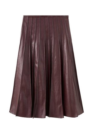 Falda plisada burdeos de cuero con una silueta acampanada, que presenta pliegues verticales y una textura lisa.