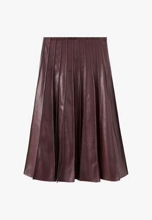 Falda plisada burdeos de cuero con una silueta acampanada, que presenta pliegues verticales y una textura lisa.