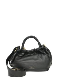 Borsa a mano in pelle nera con design arricciato, dettagli in hardware dorato, doppi manici e tracolla rimovibile. Logo del marchio visibile.