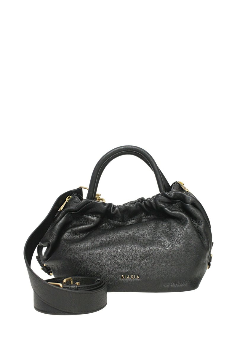 Borsa a mano in pelle nera con design arricciato, dettagli in hardware dorato, doppi manici e tracolla rimovibile. Logo del marchio visibile.