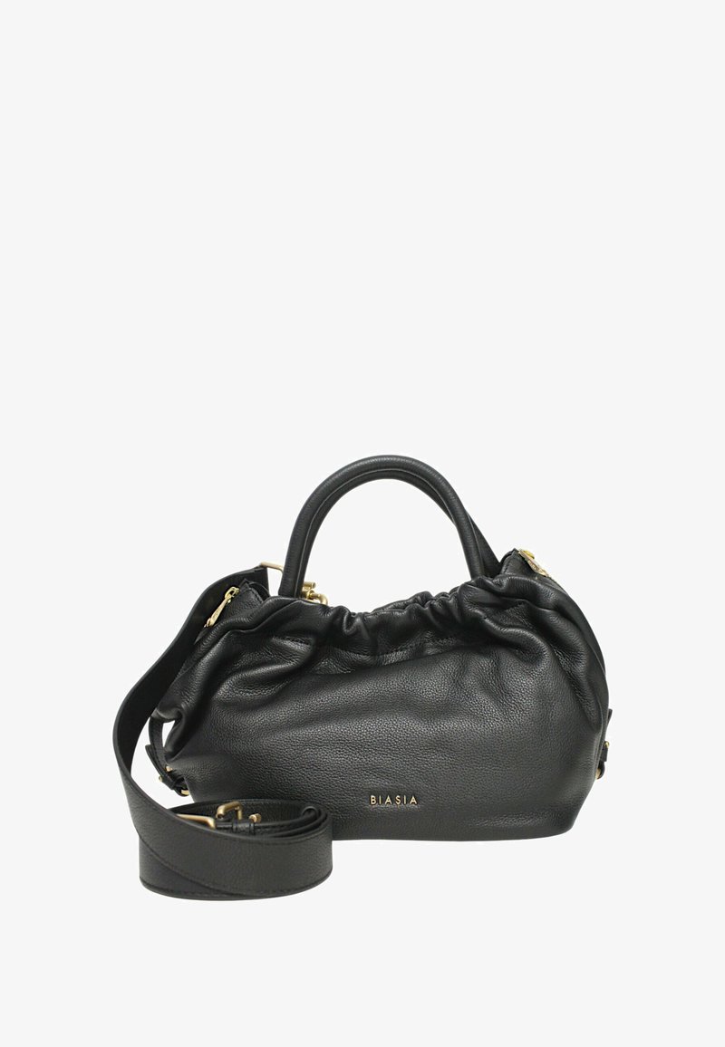 Borsa a mano in pelle nera con design arricciato, dettagli in hardware dorato, doppi manici e tracolla rimovibile. Logo del marchio visibile.