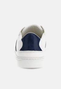 Weißer Sneaker mit navyfarbener Ferseneinsprache, flacher Gummisohle, glattem Lederoberteil und schlichtem Design. Die Ferse weist eine kontrastierende Textur auf.