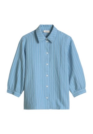 Chemise bleu clair boutonnée avec des rayures verticales blanches et des manches trois quarts, avec col et poignets.