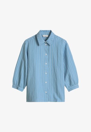 Chemise bleu clair boutonnée avec des rayures verticales blanches et des manches trois quarts, avec col et poignets.