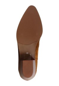 Suela de zapato de ante marrón con forma puntiaguda, tacón de goma transparente y tamaño 36 marcado. Agarre texturizado en la base del tacón.