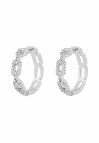 Silverringar i form av hoops med en texturerad kedjedesign, som har klara ädelstenar ordnade i ett böjt mönster längs ena sidan.