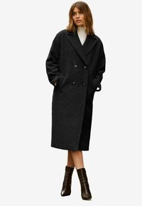 Friends Like These Cappotto classico - black