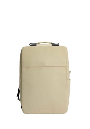 Beige rektangulær rygsæk med top håndtag, sidelomme og subtil Tretorn branding i midten nederst.