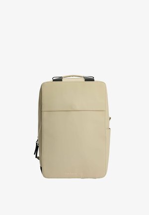 Beige rektangulær rygsæk med top håndtag, sidelomme og subtil Tretorn branding i midten nederst.