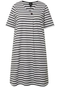 Krótkodługa sukienka w czarno-białe paski z dekoltem w serek i akcentem w postaci guzika. Lekki fason i gładka tekstura, odpowiednia do casualowych stylizacji.