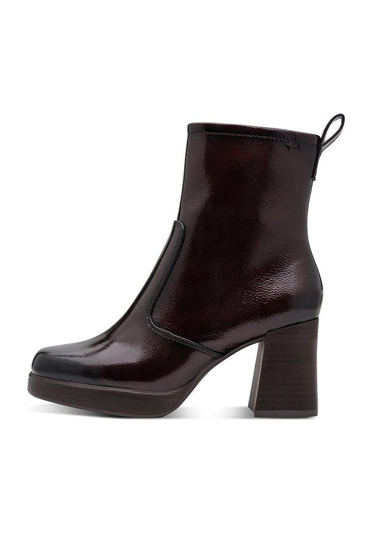 Stivaletti bordeaux in pelle lucida, con tacco largo e un comodo tirante, dal design minimalista e dalla texture liscia.