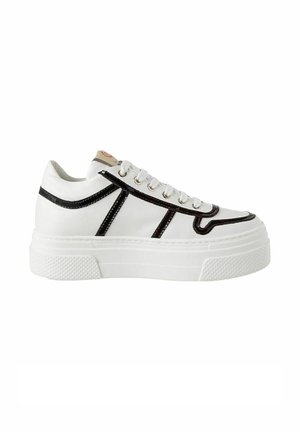 Weißer Plateausneaker mit schwarzem Besatz und Schnürsenkeln, dicker strukturierter Sohle und niedrigem Schnitt, von der Seite gezeigt.