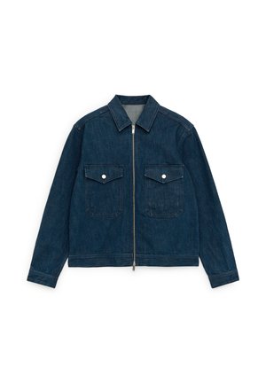 Veste en denim bleu foncé avec fermeture éclair frontale complète, col pointu, et deux poches poitrine à rabat boutonnées, posée à plat sur un fond blanc.