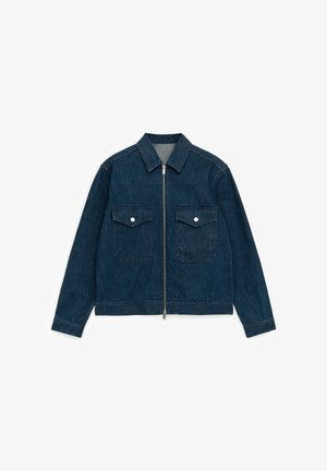 Dunkelblaue Jeansjacke mit durchgehendem Reißverschluss vorne, spitzem Kragen und zwei mit Knöpfen verschließbaren Brusttaschen mit Klappen, flach auf einem weißen Hintergrund liegend.