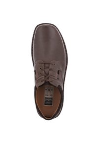 Scarpa in pelle marrone con lacci, caratterizzata da una tomaia liscia e accenti in camoscio a contrasto. I dettagli cuciti attorno alla suola aggiungono texture.
