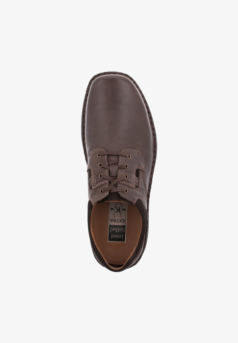 Hnědé kožené boty s šněrováním, s hladkým svrškem a kontrastními semišovými akcenty. Šité detaily kolem podešve přidávají texturu.