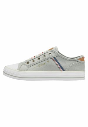 Zapatilla de lona gris con puntera y suela de goma blanca. Presenta rayas rojas y azules y ojales de metal. Acento de cuero en el talón.