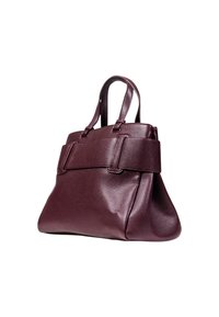 Bolso de mano de cuero burdeos con un acabado texturizado, que cuenta con dos asas cortas y un cuerpo amplio y estructurado con un acento de solapa frontal.