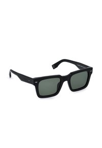 Lunettes de soleil rectangulaires noires avec des montures épaisses et des verres foncés, inclinées pour montrer la vue de face et de côté sur un fond blanc.