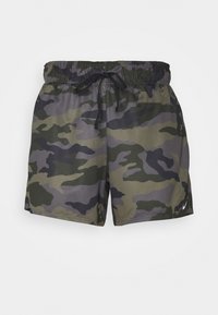 Bañador de camuflaje en tonos verdes y grises, hecho de un tejido ligero con cintura elástica y cordón. Logo de Nike en el dobladillo.