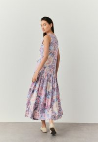 Next REGULAR FIT - SLEEVELESS DROP WAIST CREW NECK - Maxi ruha - pastel blue floral