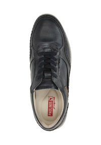 Zapatilla de cuero negra con diseño perforado, cordones planos y suela de goma. Presenta un detalle del logo en tono marrón en el lateral y un interior beige.