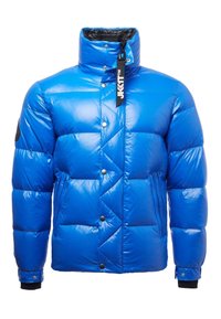 Niebieska kurtka puchowa z połyskującym wykończeniem, przeszywana w romby, z zamkiem błyskawicznym z przodu, czarną podszewką kołnierza i czarnymi mankietami na rękawach.