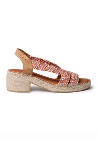 Saapas wedges dengan tali suede berwarna beige dan bagian atas anyaman berwarna-warni. Memiliki tumit blok dibungkus jute. Dengan belakang terbuka untuk sirkulasi udara.