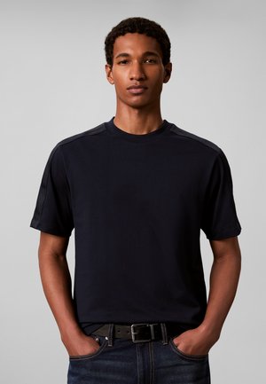 Calvin Klein Jeans, 20S EASY CLASSIC TAPE - Βασικό μπλουζάκι - dark sapphire