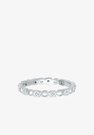 Sterling-Silberring mit abwechselnd quadratischen klaren Steinen und runden weißen Perlen, ausgestattet mit einem gewellten Banddesign und glatter Oberfläche.