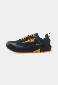 Czarno-szare buty sportowe z pomarańczowymi akcentami, posiadające teksturowaną cholewkę, logo Gore-Tex oraz wytrzymałą podeszwę zapewniającą przyczepność.