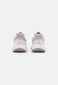 Lehké atletické boty s šedou a bílou síťovinou na svršku a polstrovanou podrážkou, navržené pro pohodlí při fyzických aktivitách.