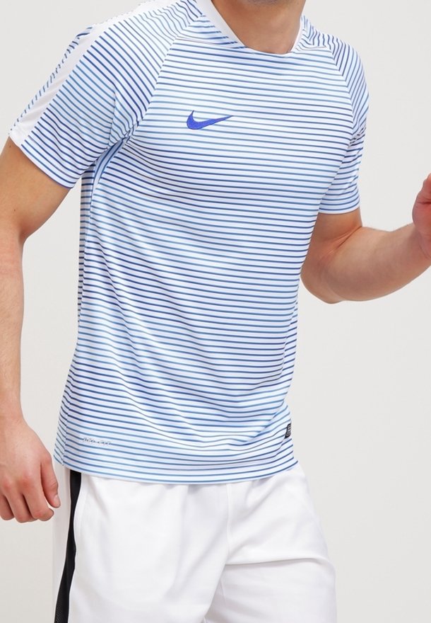 Camiseta atlética azul claro con rayas horizontales azules, cuello redondo, mangas cortas y un pequeño logo azul de Nike en el pecho.