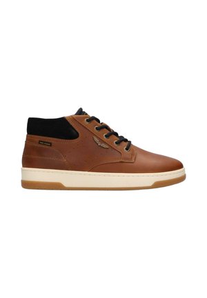 Bruine leren hoge sneaker met zwarte kraag, zwarte veters, witte zool en klein metalen vleugel-logo aan de zijkant.
