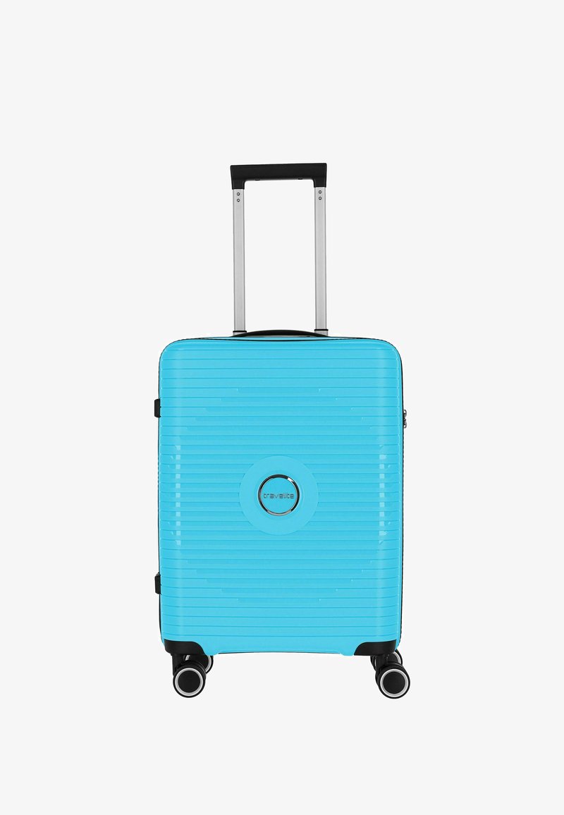 Harde turquoise koffer met verticale groeven, zilveren accenten, uittrekbare handgreep en vier multidirectionele wielen voor mobiliteit.