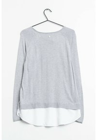 Graues langärmliges Strickoberteil mit einem Rundhalsausschnitt, das einen weißen, geschichteten Saum und einen kleinen Knopf am hinteren Halsausschnitt aufweist.