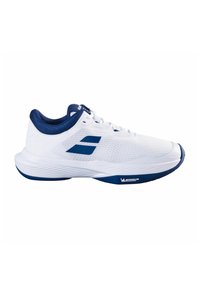 Witte sportschoen met blauwe accenten, bovenwerk van mesh voor ademend vermogen, stevige zool en een gestructureerd ontwerp; beschikt over een Michelin-logo op de zool.