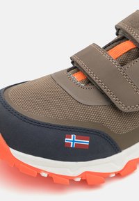 TROLLKIDS PREIKESTOLEN HIKER - Fjellsko - mocca brown/glow orange/dark navy
