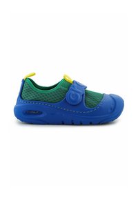 Chaussure enfant en mesh vert avec semelle en caoutchouc bleue et bride ajustable, dotée de languettes de traction jaunes au talon et sur la languette.