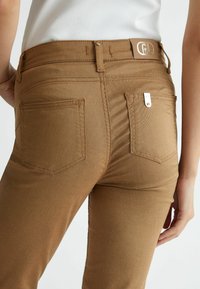 LIU JO BOTTOM UP  - Pantaloni - ochre