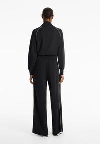 OYSHO Felpa con zip - black