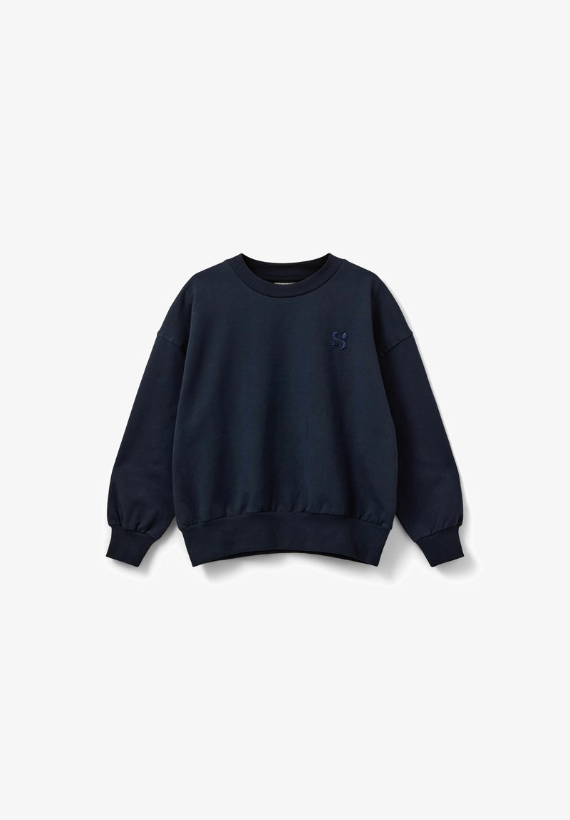 Tumši zila sporta krekls ar garām, pūkainām piedurknēm un ribotiem aproces. Uz krūtīm ir tekstūru izšūta logo. Izgatavots no mīksta materiāla.