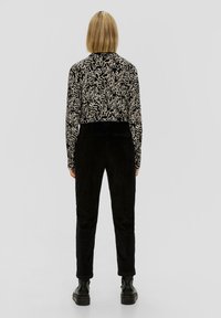 s.Oliver REGULAR BUNDFALTEN - Broek - schwarz