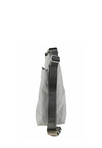 Borsetta a tracolla in tessuto grigio a forma triangolare, con tracolla nera regolabile e logo, dal design elegante e minimalista.