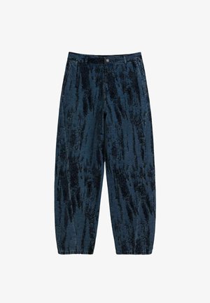 Tumed sinelased teksad tekstuuriga, mustrilise viimistlusega, millel on vertikaalsed jooned. Üksikasjalik talje nupuga ja laiad sääred.