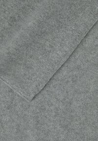 Tessuto lavorato a maglia grigio con una texture morbida; presenta un motivo sottile e sezioni sovrapposte che mostrano lievi variazioni nell'ombreggiatura.