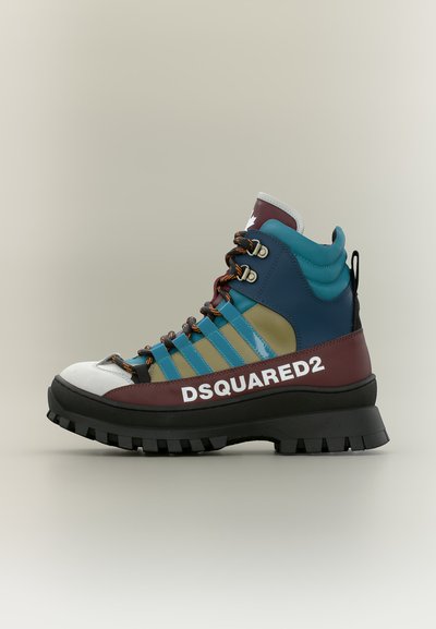 Bottes de randonnée montantes en blanc, bordeaux, bleu sarcelle et olive avec semelle noire et marquage « DSQUARED2 » sur le côté.