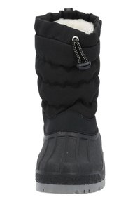 Stivale invernale isolato nero con upper trapuntato, collo arricciato e suola in gomma; finitura texturizzata con un motivo di presa robusto.